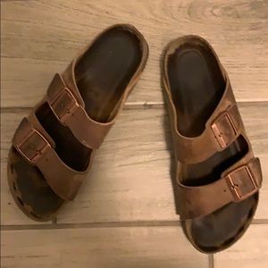 Arizona Birkenstock’s size 42.